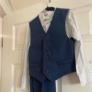 an Heusen boys size 6 suit 3 piece blue white